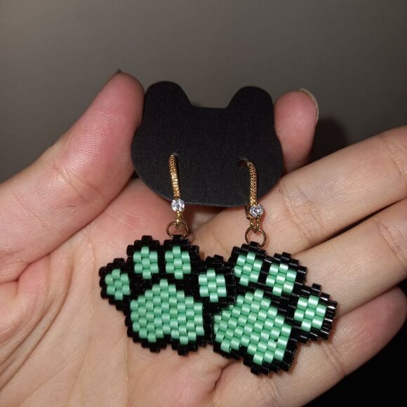 Beaded Paw Print Earrings – 💕 Gift for the pet moms – 18K gold plated hooks - Picture 2 of 5